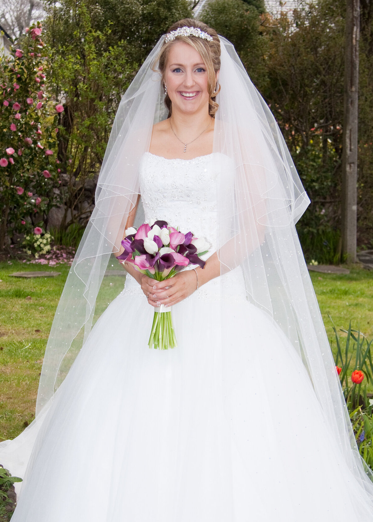 pro-story-photography_smiling-happy-bride-wedding-bouquet_mannamead-plymouth_devon