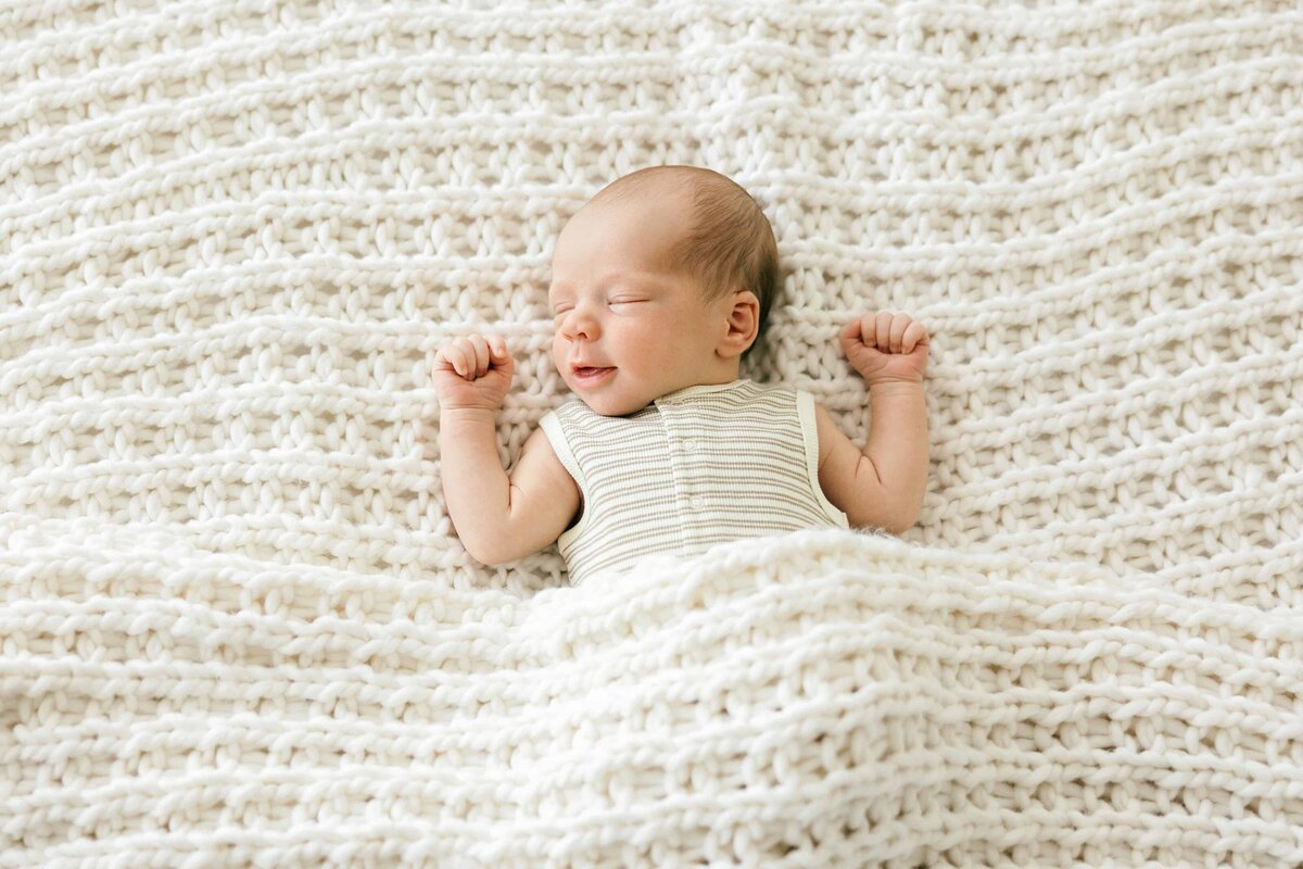 mother-kissing-newborn-closeup-soft-light-bend