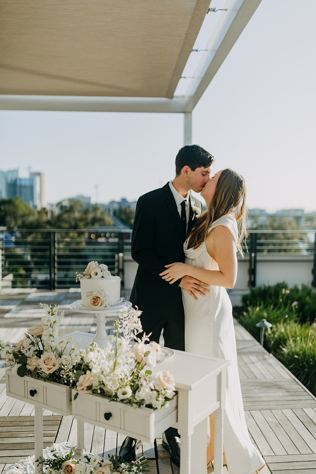 amber-mcwhorter-photo-tampa-elopement-rooftop220-chantilly-chic-planners-7