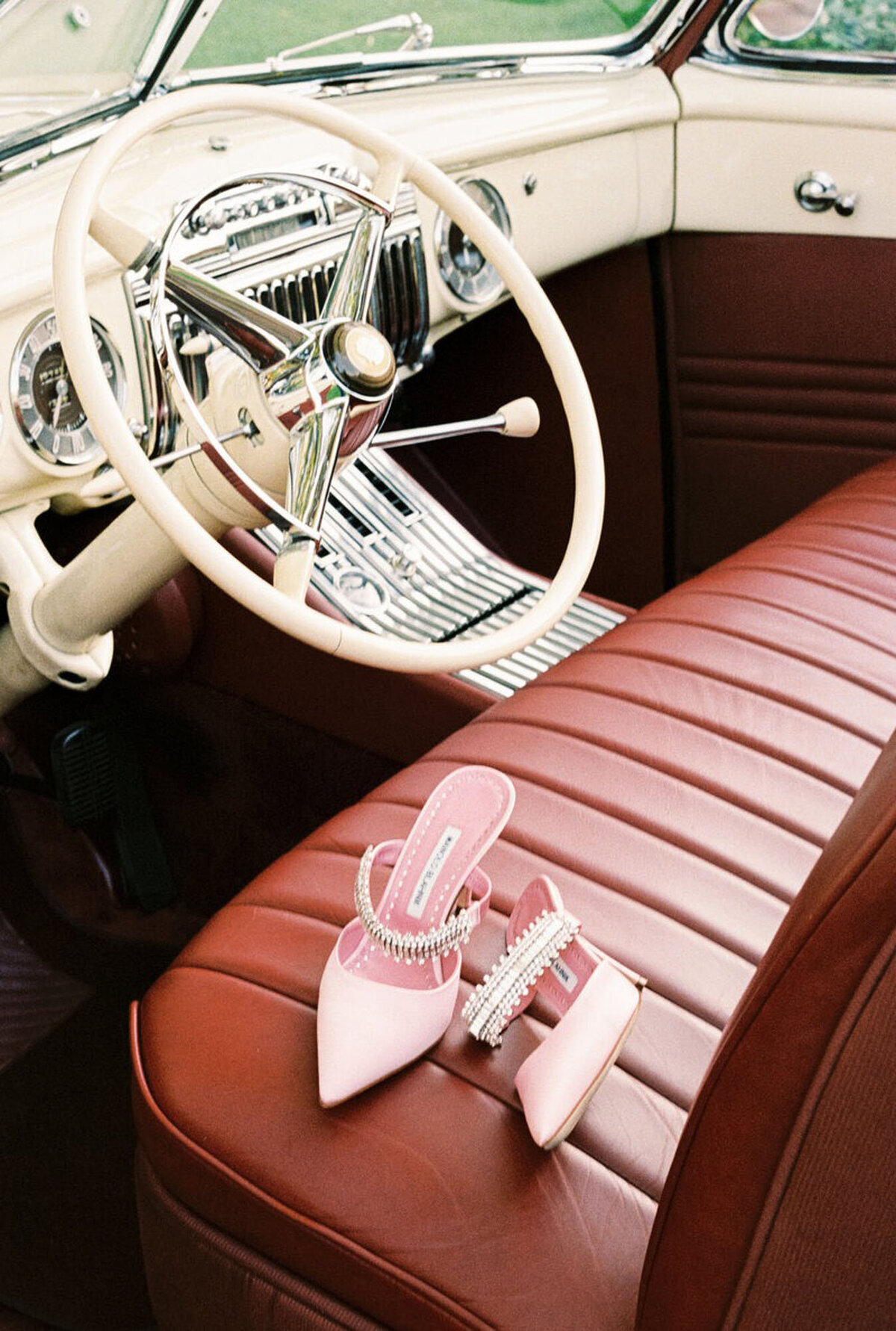 engagement photography in orlando of shoes in a car