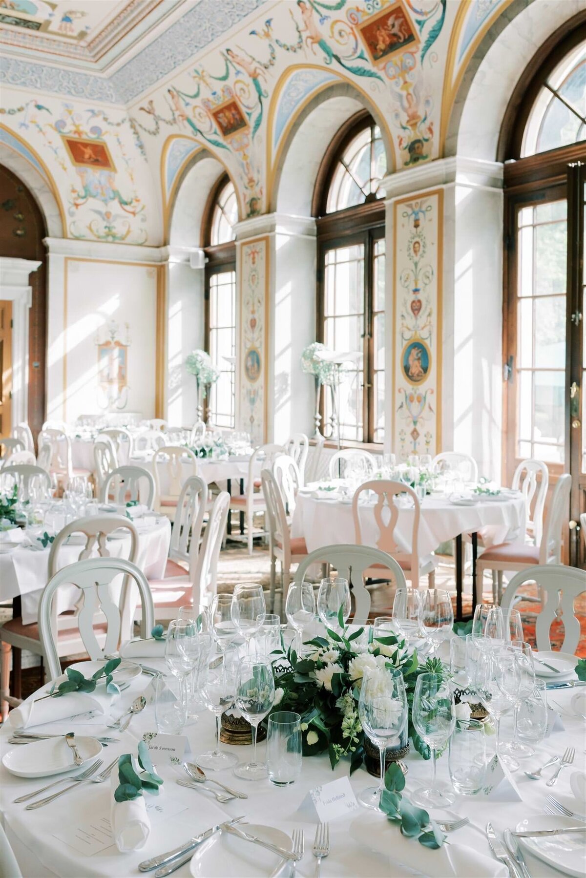 Bröllopsfotograf i Stockholm helloalora Anna Lundgren dukning med runda bord vitt och grönt bröllopsmiddag destination slottsbröllop Rånäs Slott i Roslagen