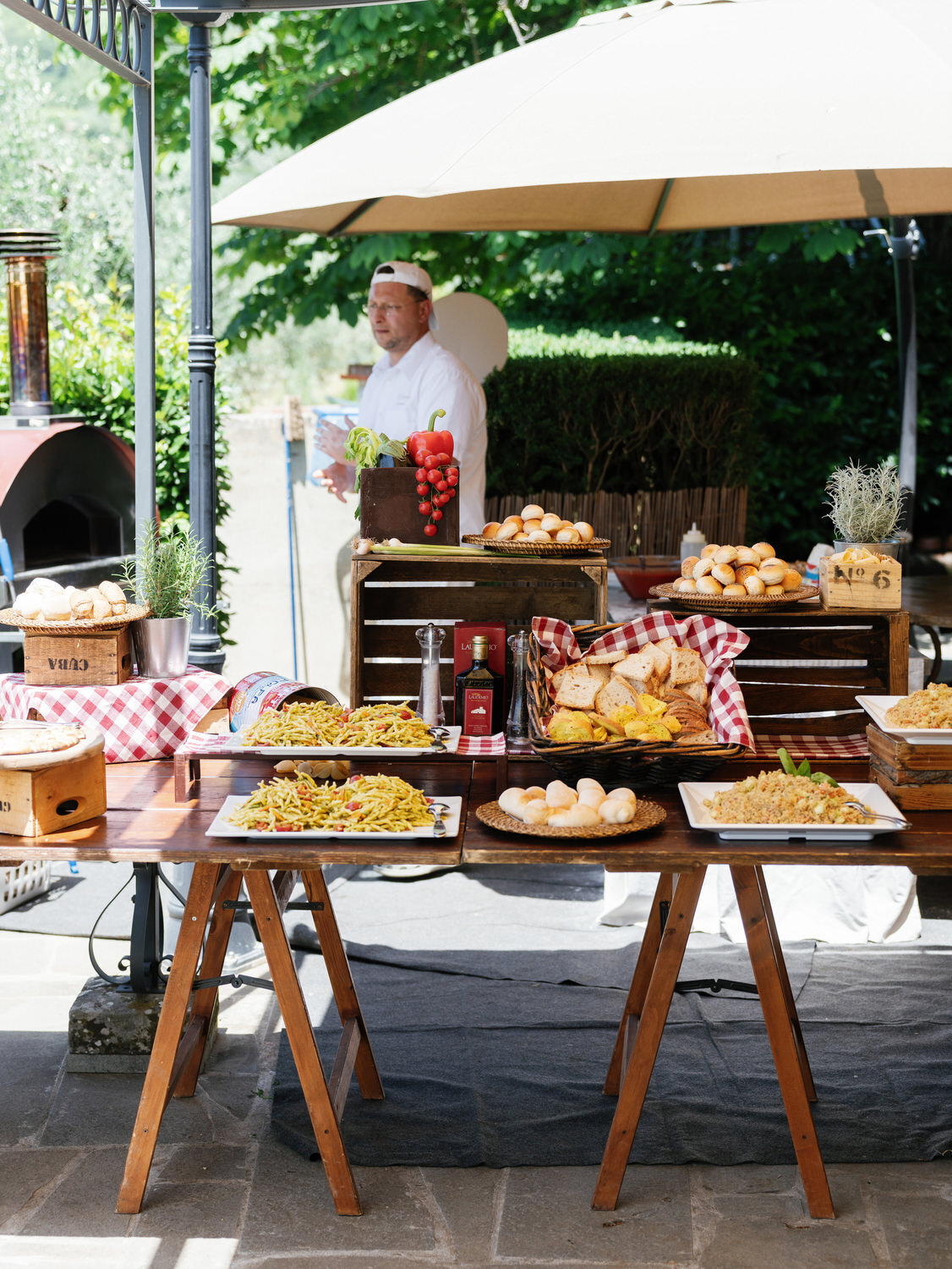 14-Poolside-Dining-in-Tuscany