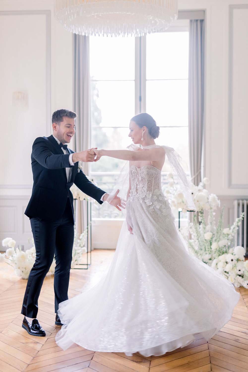 Parisian couture wedding in Black and White at chateau de Bonaventure Paris Veronique Lorre floral designer Aude lucas29