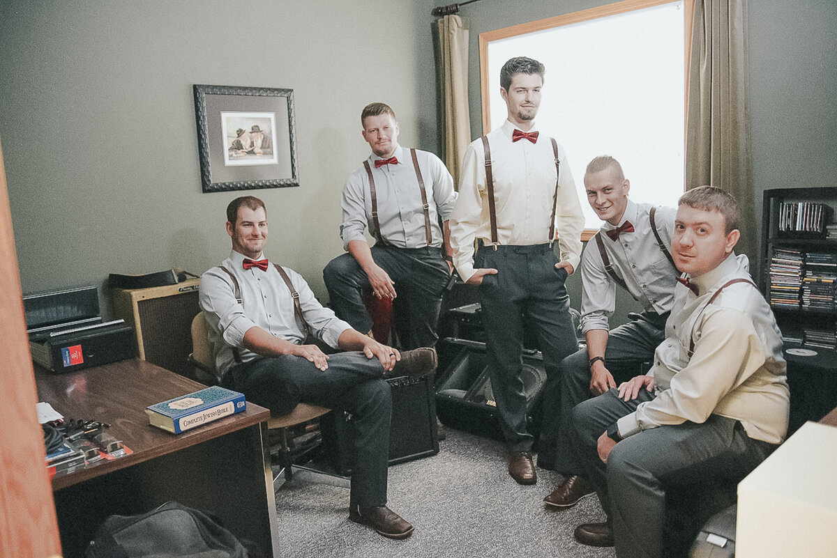 wedding bridal party | Iowa wedding photographer | Iowa Photographer | Playlife | Cedar Rapids | Iowa City | Kalona | Alaynna Ann Schwartz-2