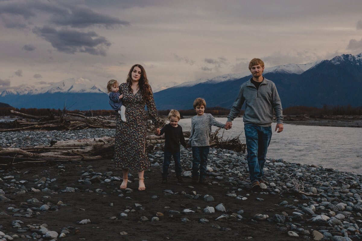 9L0A1068Alaska_MatanuskaRiverFamilySession