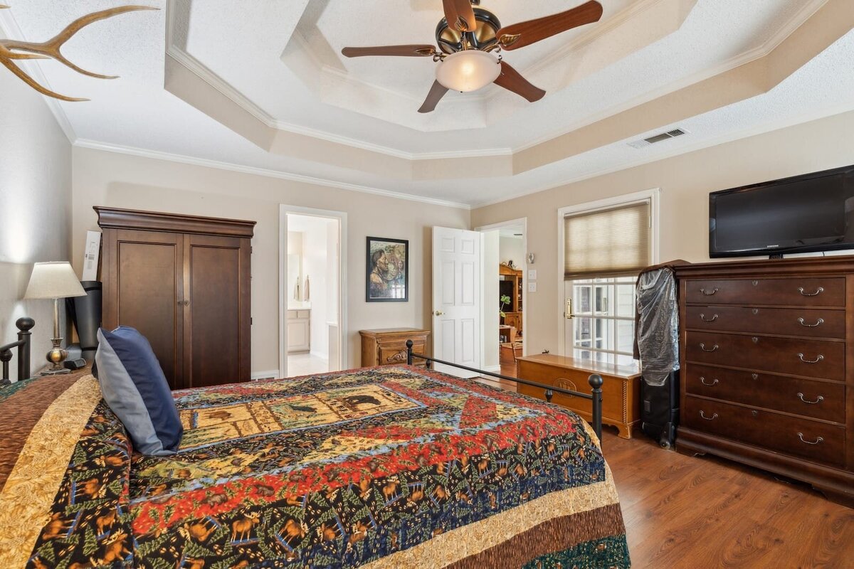 6419_shadow_lane_dallas_tx_primary_bedroom_suite_-_tray_ceiling_en_suite_access_natural_light_-_haven_realty_group