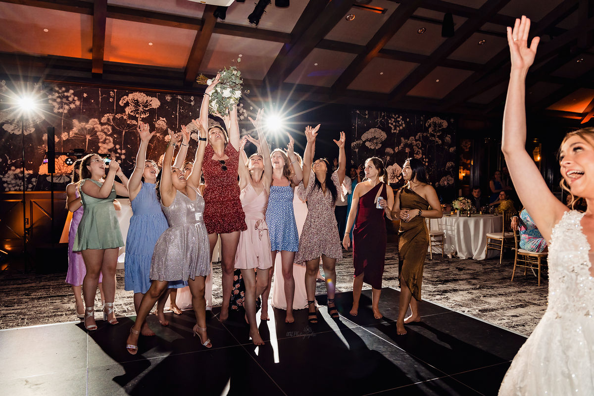 Experience the allure of a Gatsby-style mansion at Red Berry Estate. Lavish details, casino night, and a dance floor filled with guests dressed to the nines.