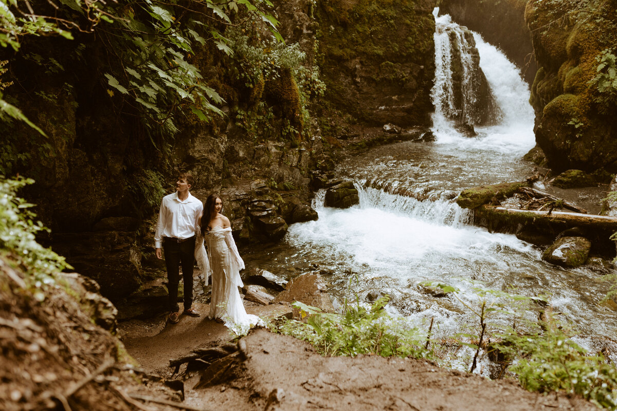 girdwood-waterfall-elopement24