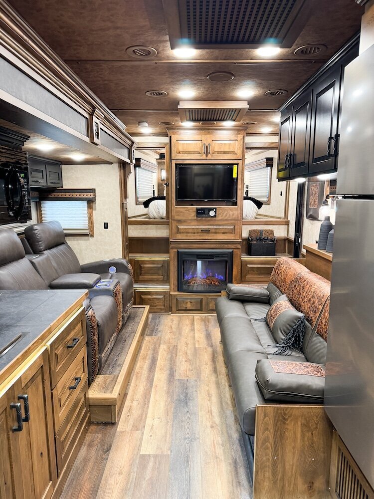 luxury-living-quarter-horse-trailers-trail-boss-conversions-living-areas-15