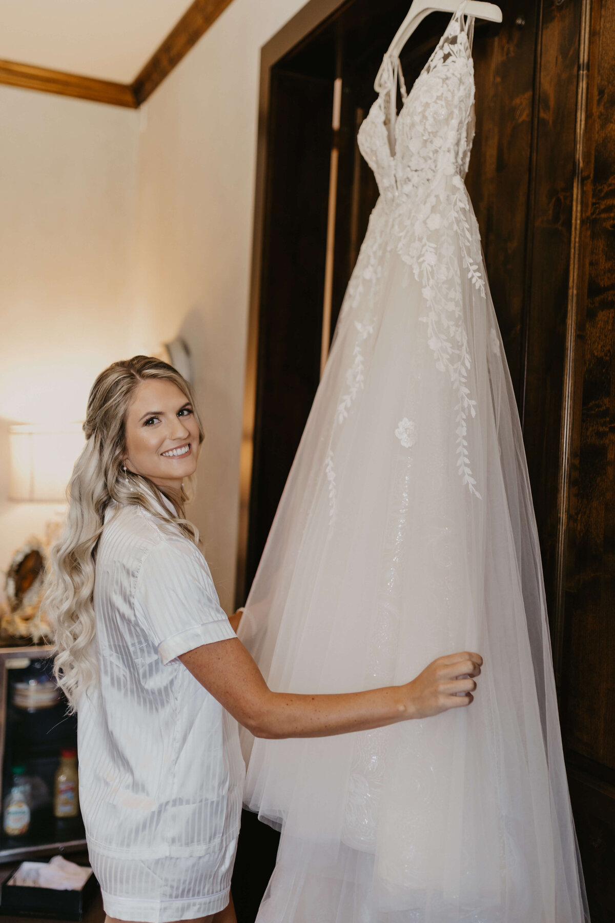 Captured just before the ceremony, this bride’s voluminous curls and glowing bridal makeup highlight Mistique Makeup’s wedding hair and makeup services in San Antonio. Her soft glam look pairs beautifully with her lace gown, offering timeless inspiration for any bride-to-be.