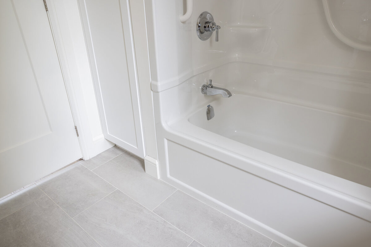KatCo_Interiors-LakeHouse-InLaw_Bath-10