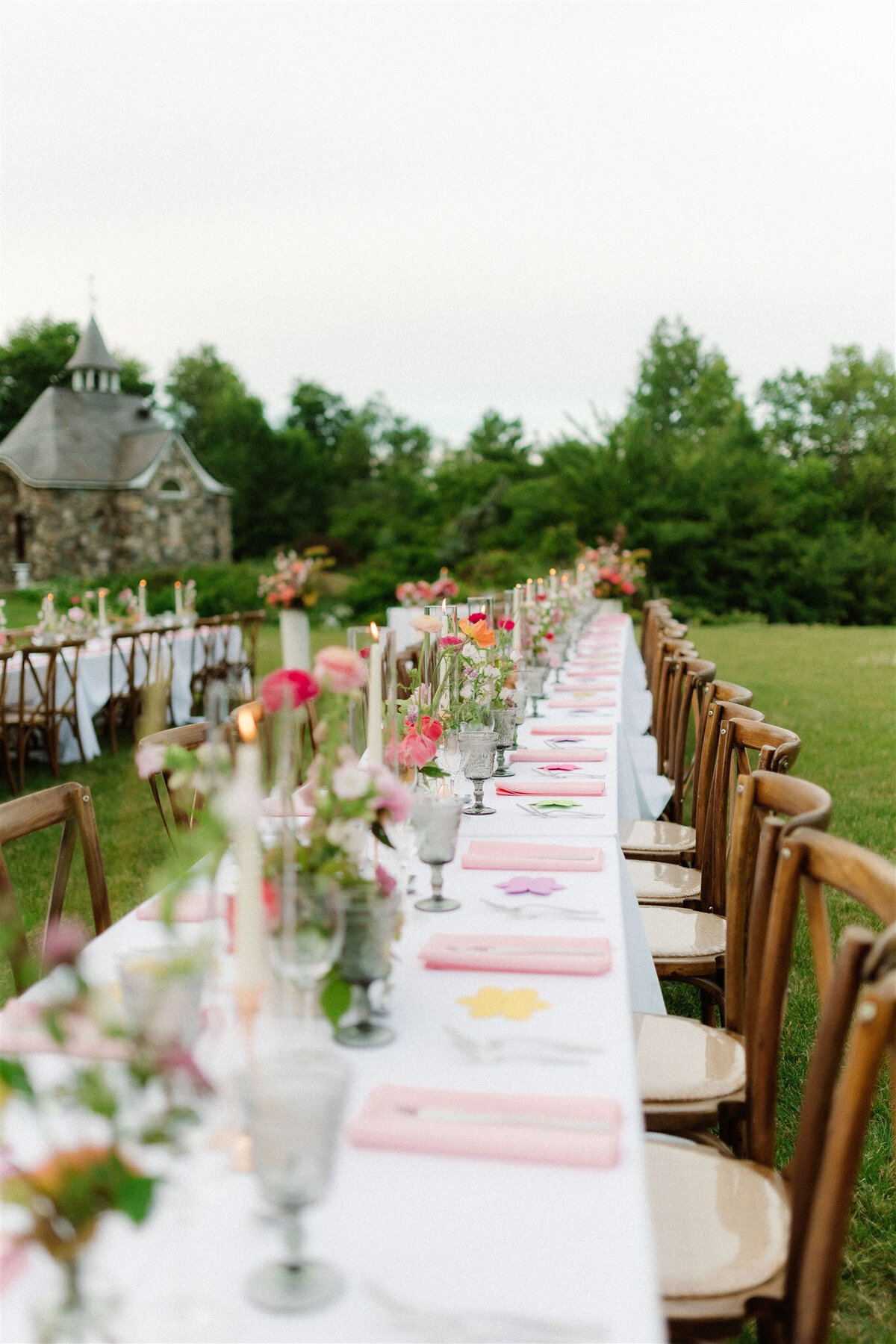 Colourful-wedding-flowers-chateau-ste-agnes