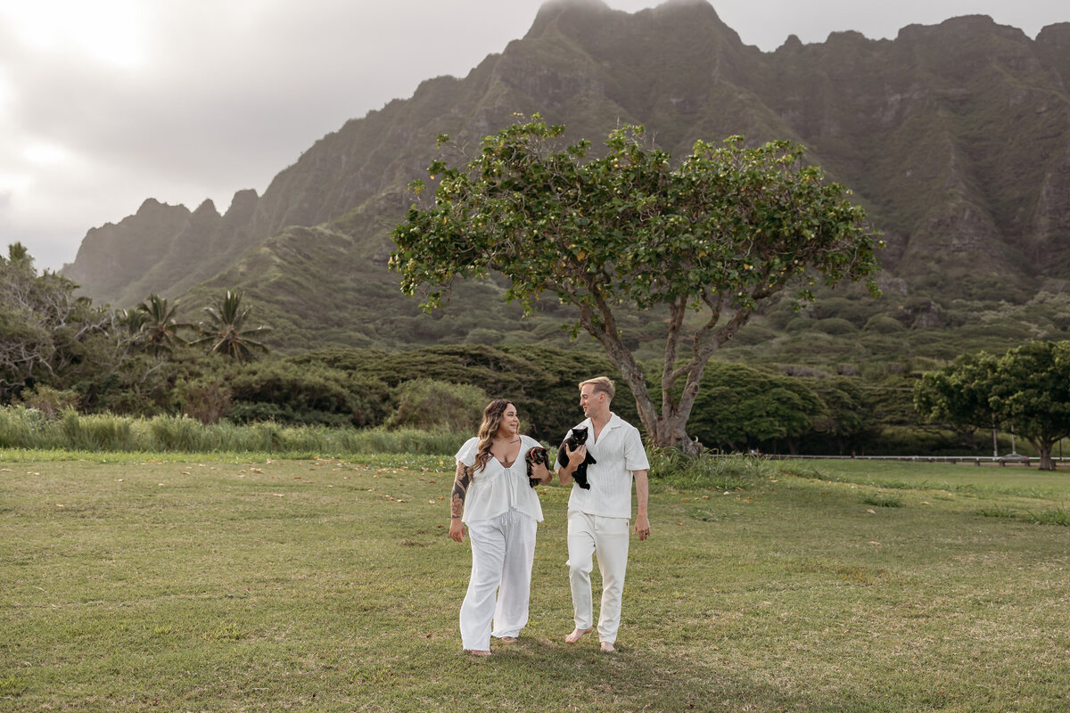 kualoa-beach-park-couples-photoshoot-with-cats-19