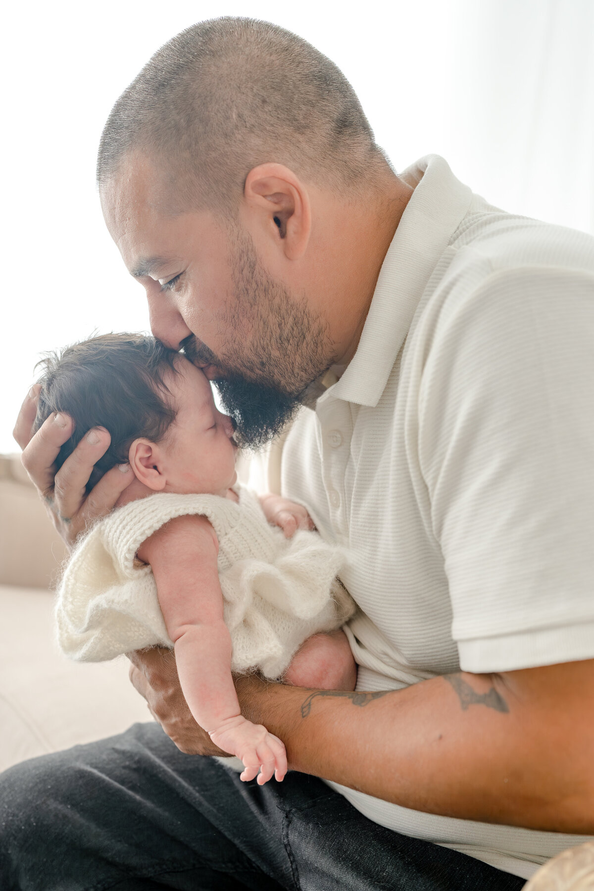 Dad kissing baby during natural light Barrie newborn photography session 