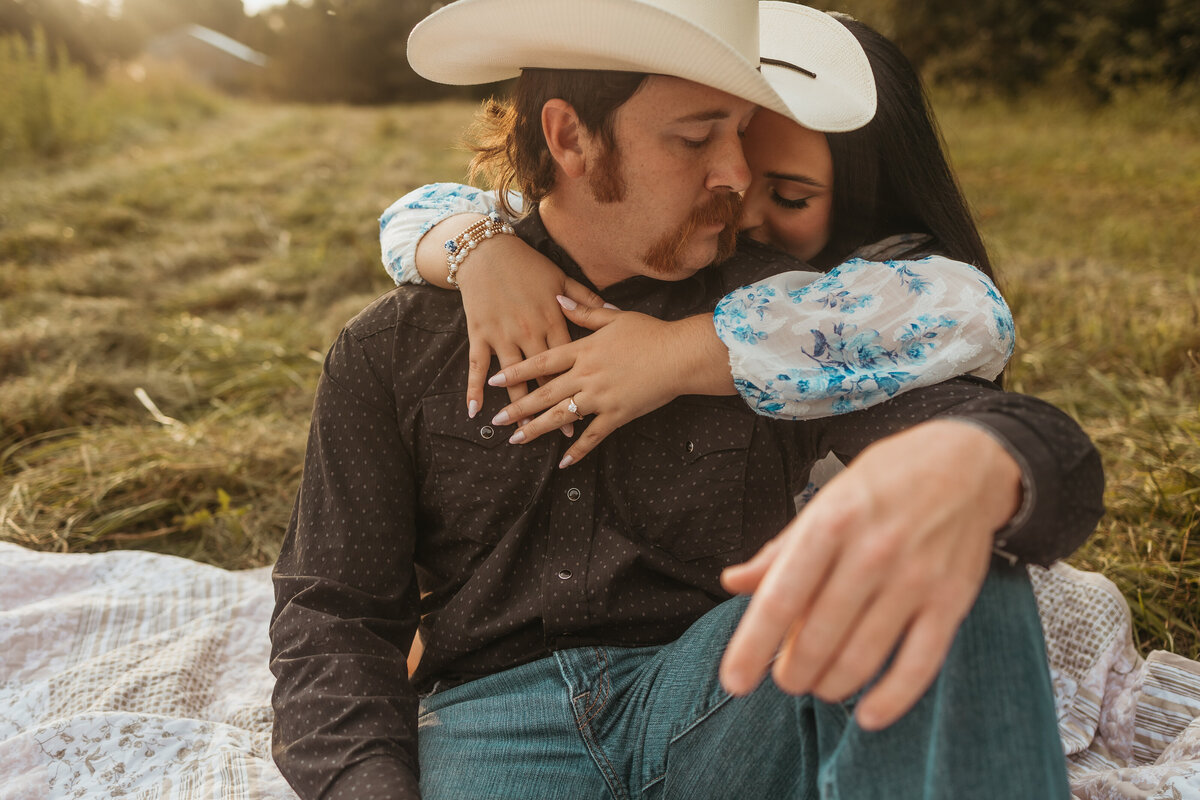 north-carolina-couples-portraits-in-grass-telisha-photography