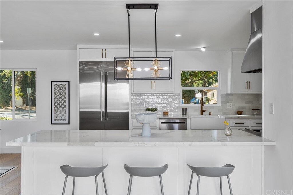 white-kitchen-island-modern-lighting-and-seating