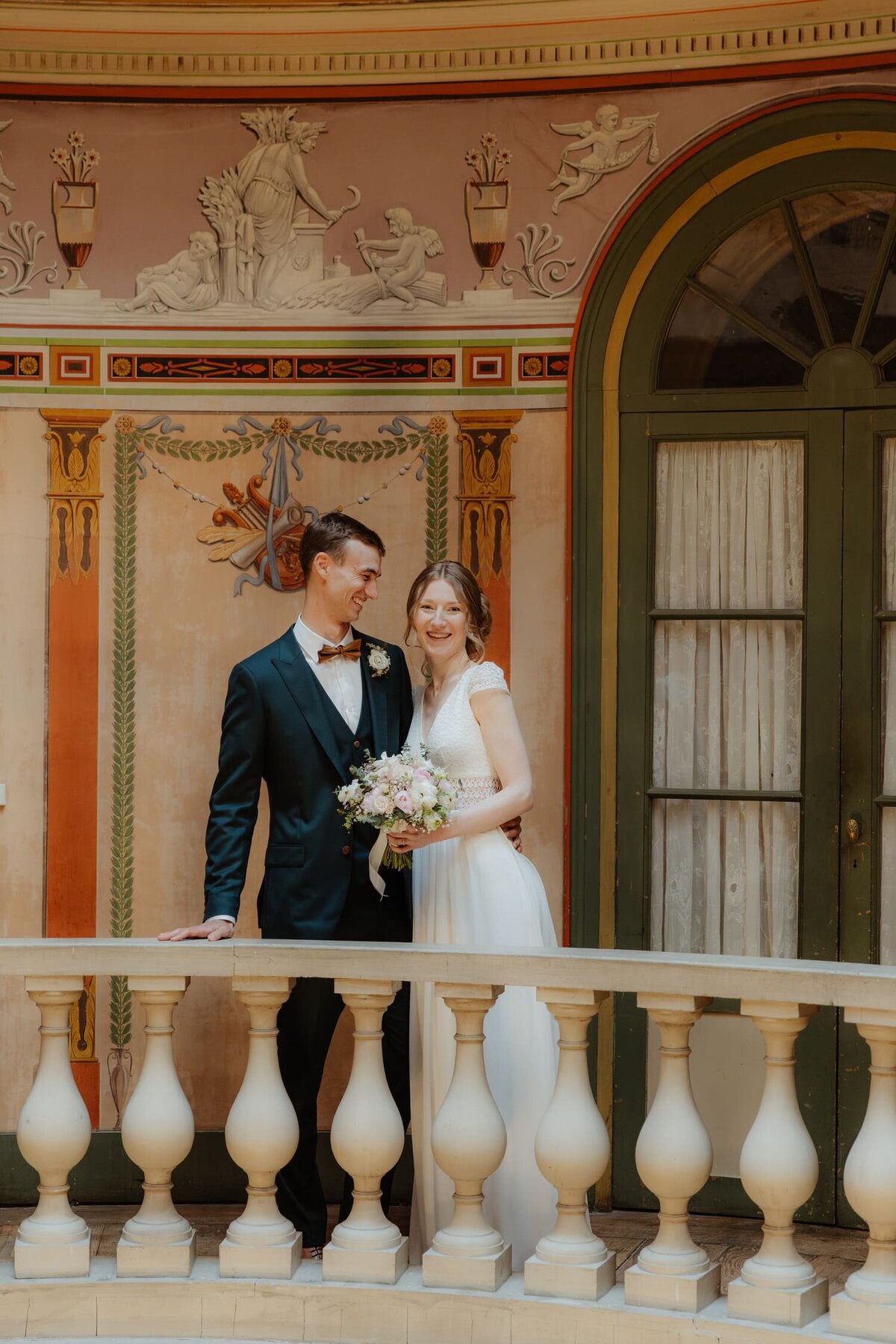 Elodie-et-Ludvik-mariage-couple-interieur-chateau3