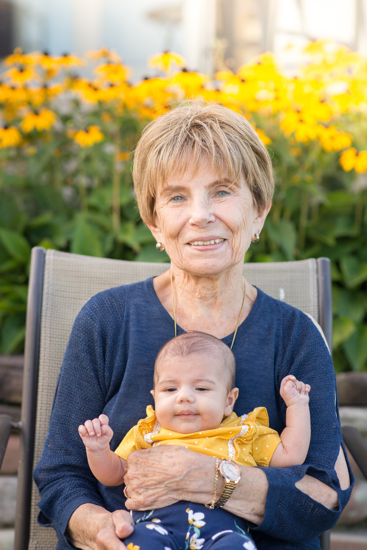 newborn, family session outdoor with baby and great grandma and daiseys