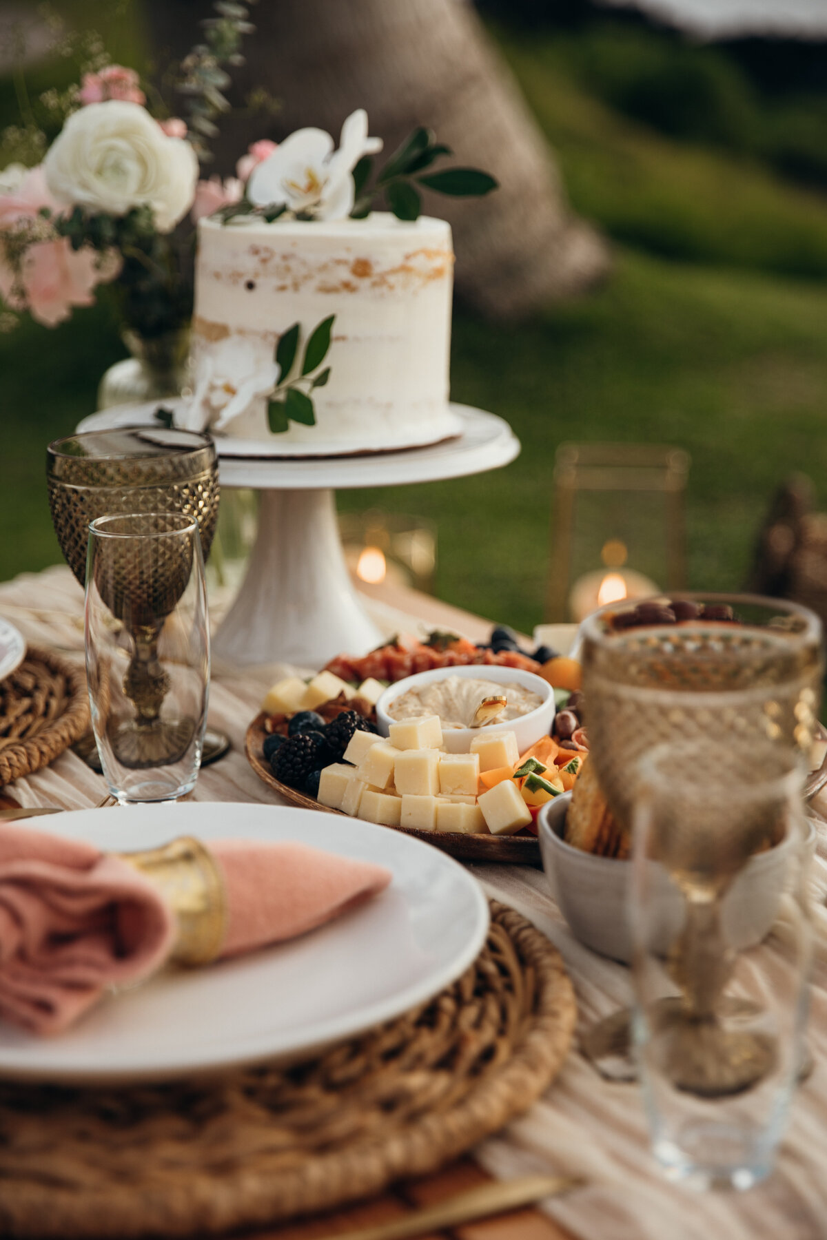 Maui Wedding Photographer captures wedding tablescape with wedding cake and charcuterie