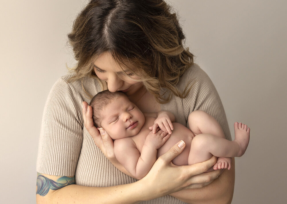 NEWBORN_BABYGIRLINMOTHERSARMSKISS
