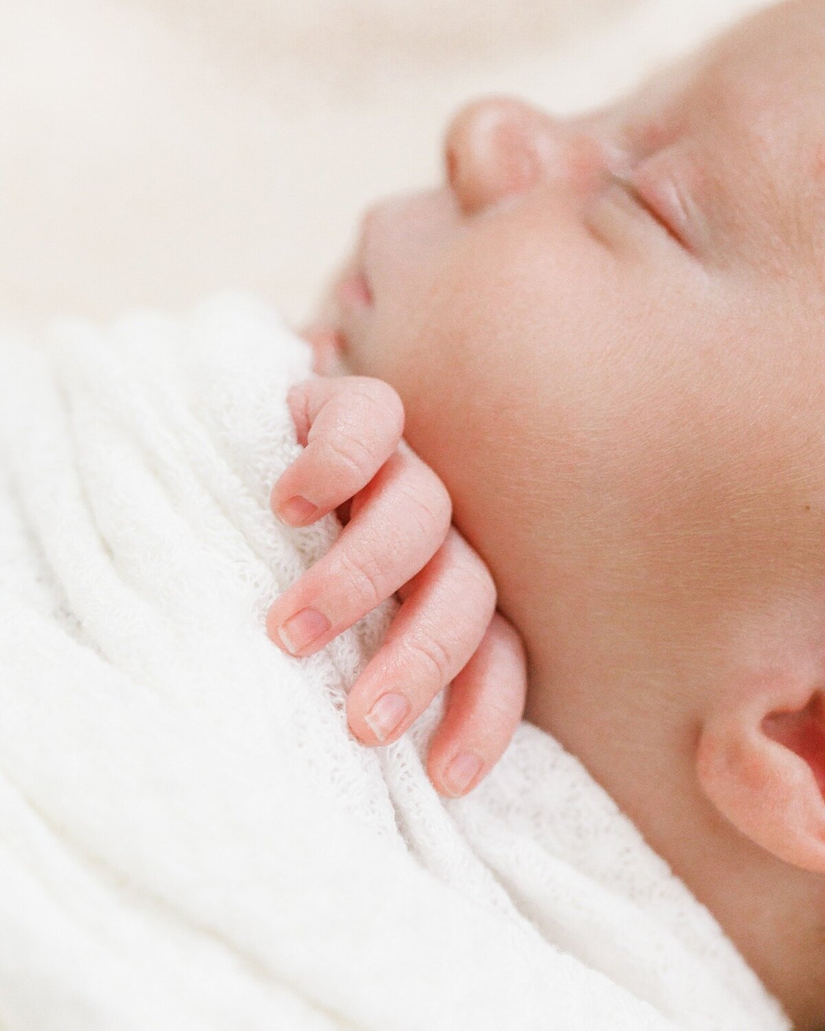 newborn-fingers-profile-of-face