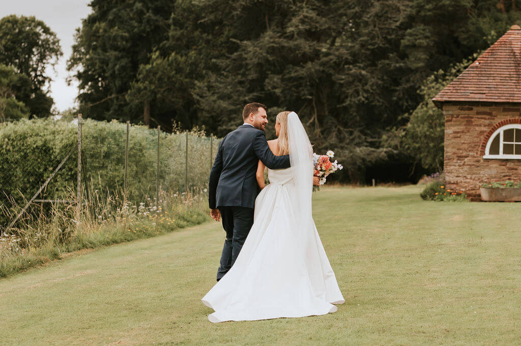 Issy-and-Bella-Floral-Design-Wedding-Florist-Herefordshire-Broadfield-Court-j&N71