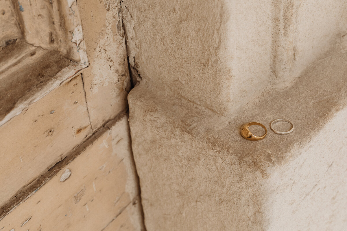 kaboompics_minimalist-silver-and-gold-jewelry-a-warm-aesthetic-photoshoot-31142