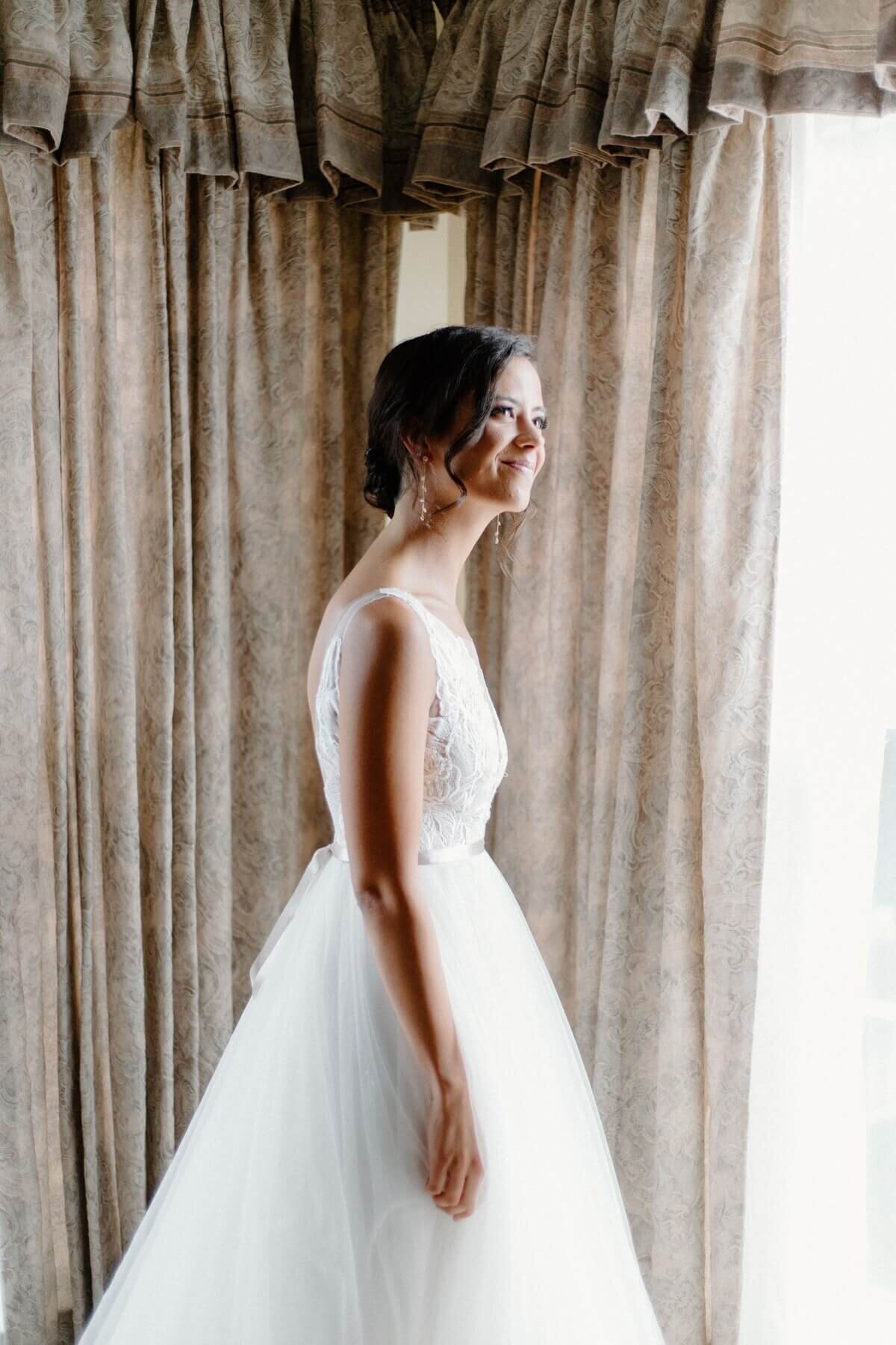 4-kara-loryn-photography-bride-in-her-wedding-dress