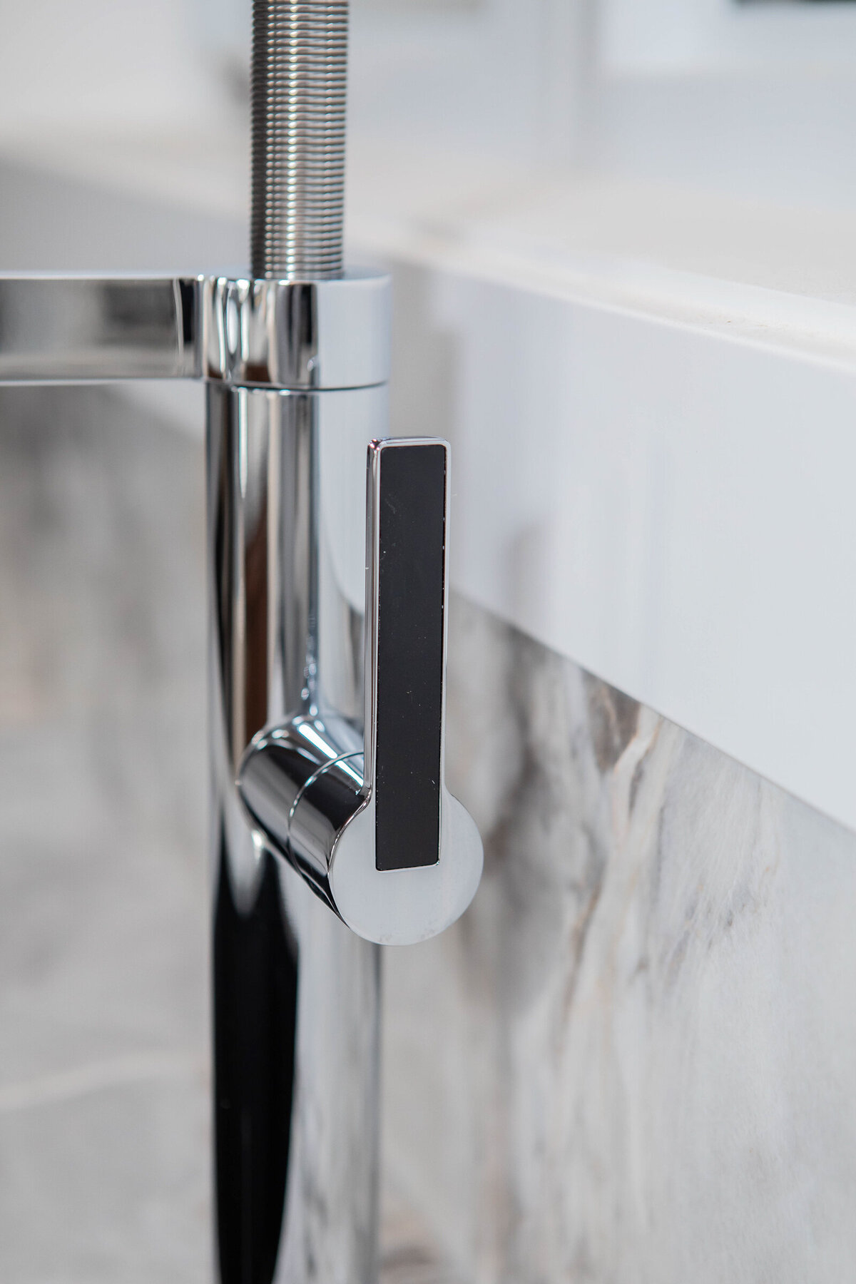 kitchen-faucet-details-handle