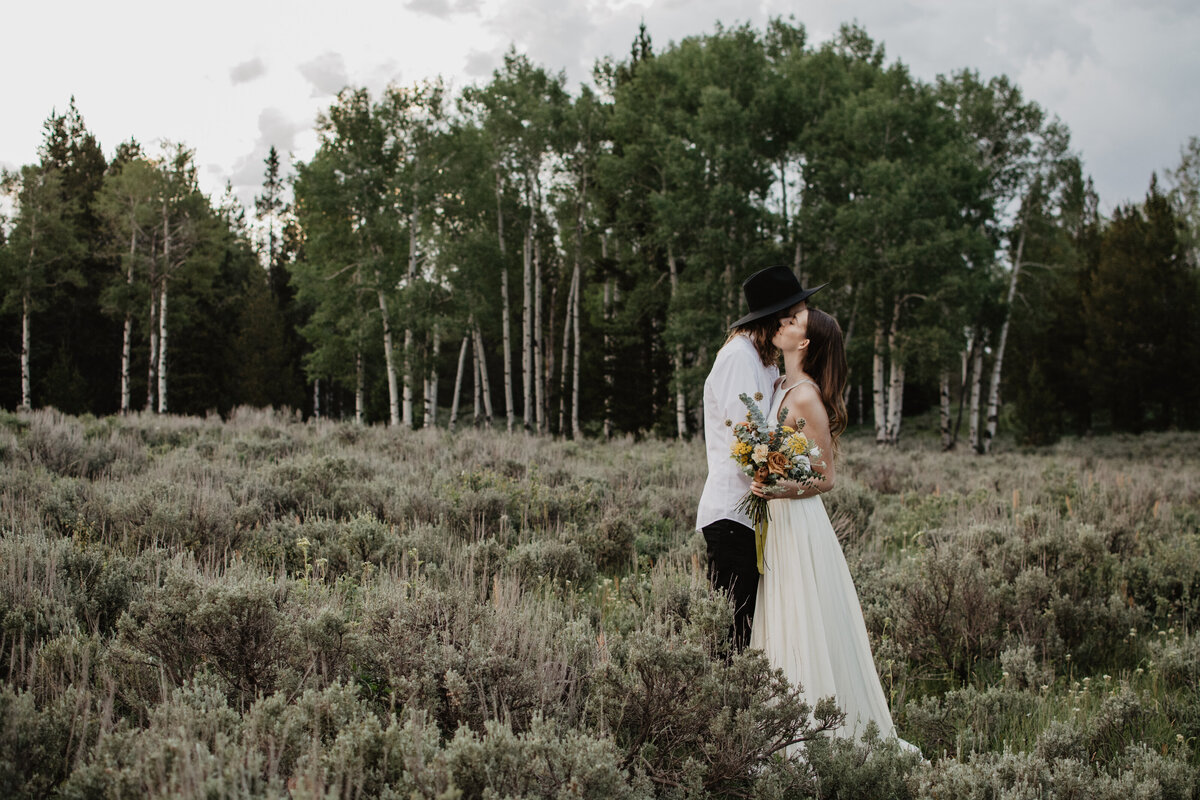 boho wedding inspo in the grand tetons with a canyon trail head photo shoot captured by jackson hole wedding  photorgaphers