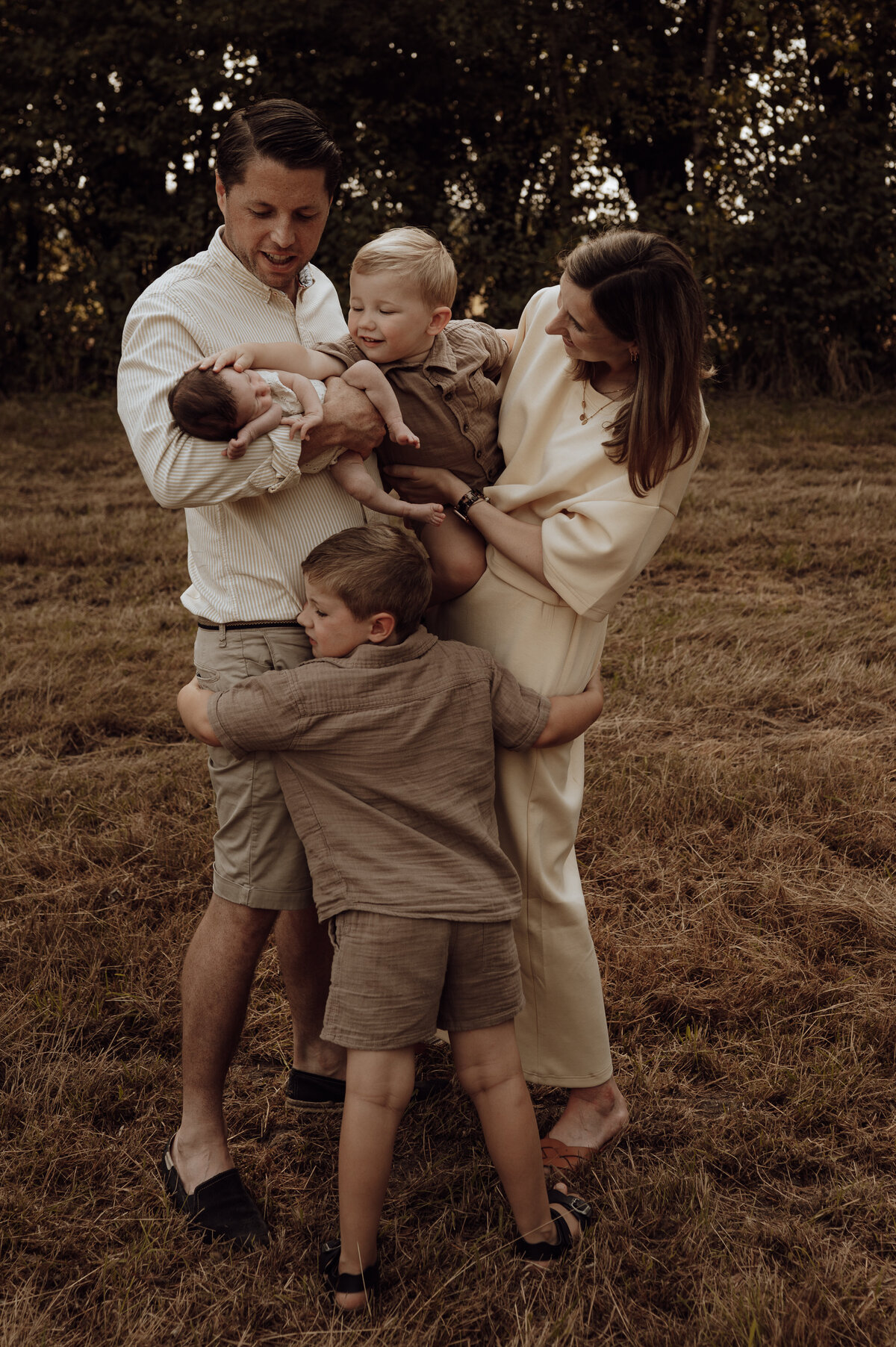 Gezin in het bos met kindjes en newborn baby