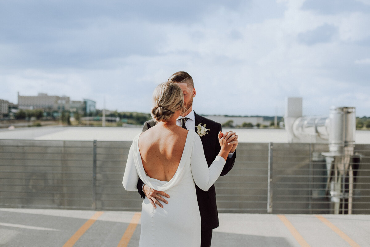 first-dance-on-rooftop-des-moines-wedding-photographer-storyteller-collective-photo-co
