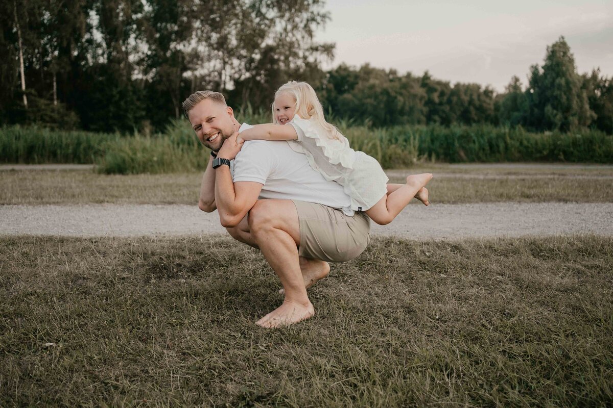 leukfotografie-vader en dochtershoot-twiske-buiten