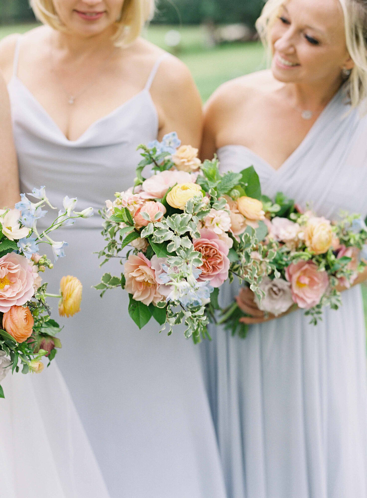 5santa-barbara-estate-wedding-planner-bridesmaids-bouquet-soft-pastel-colors-light-yellow-pink-blue