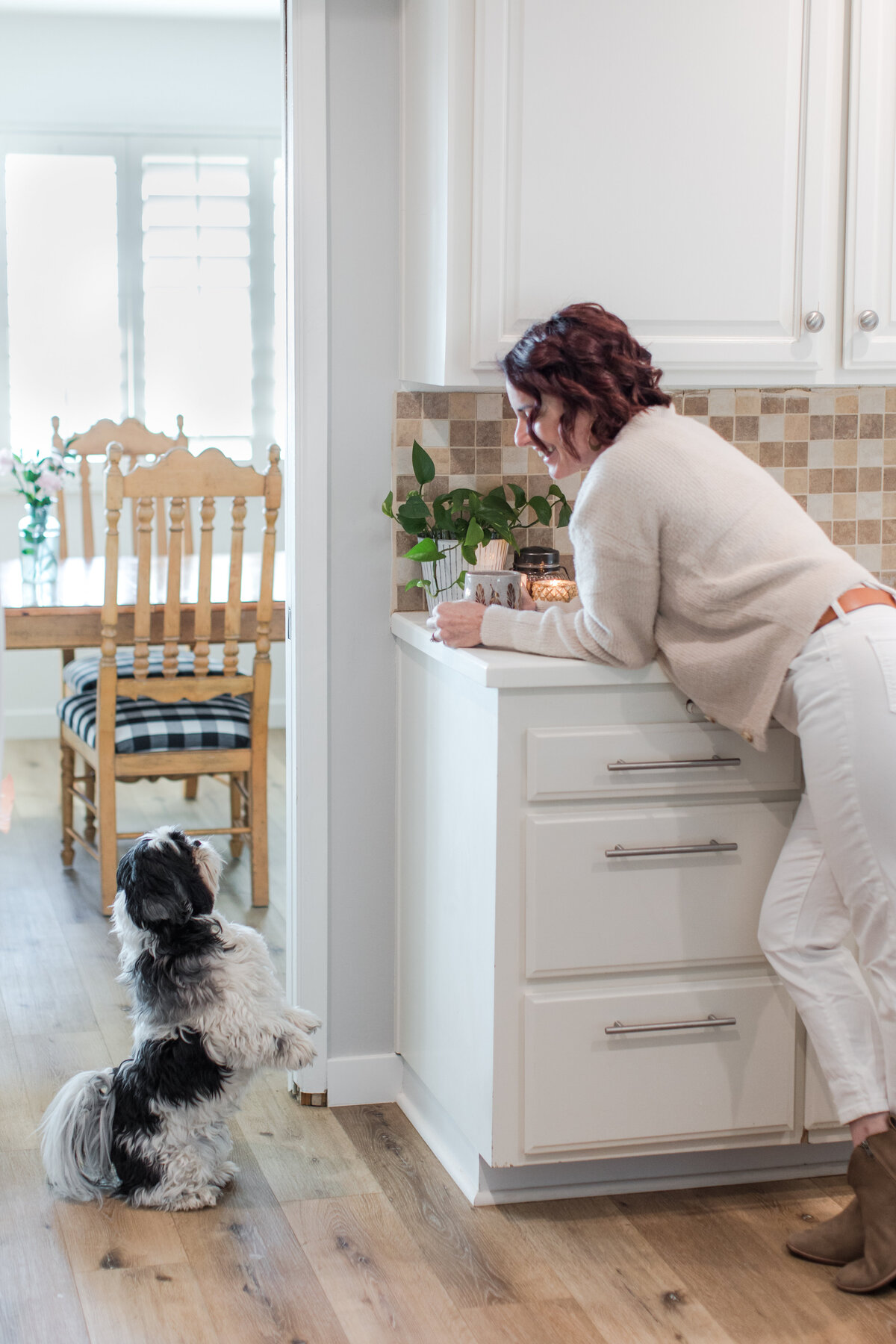 realtor-personal-branding-photography-in-kitchen-with-dog