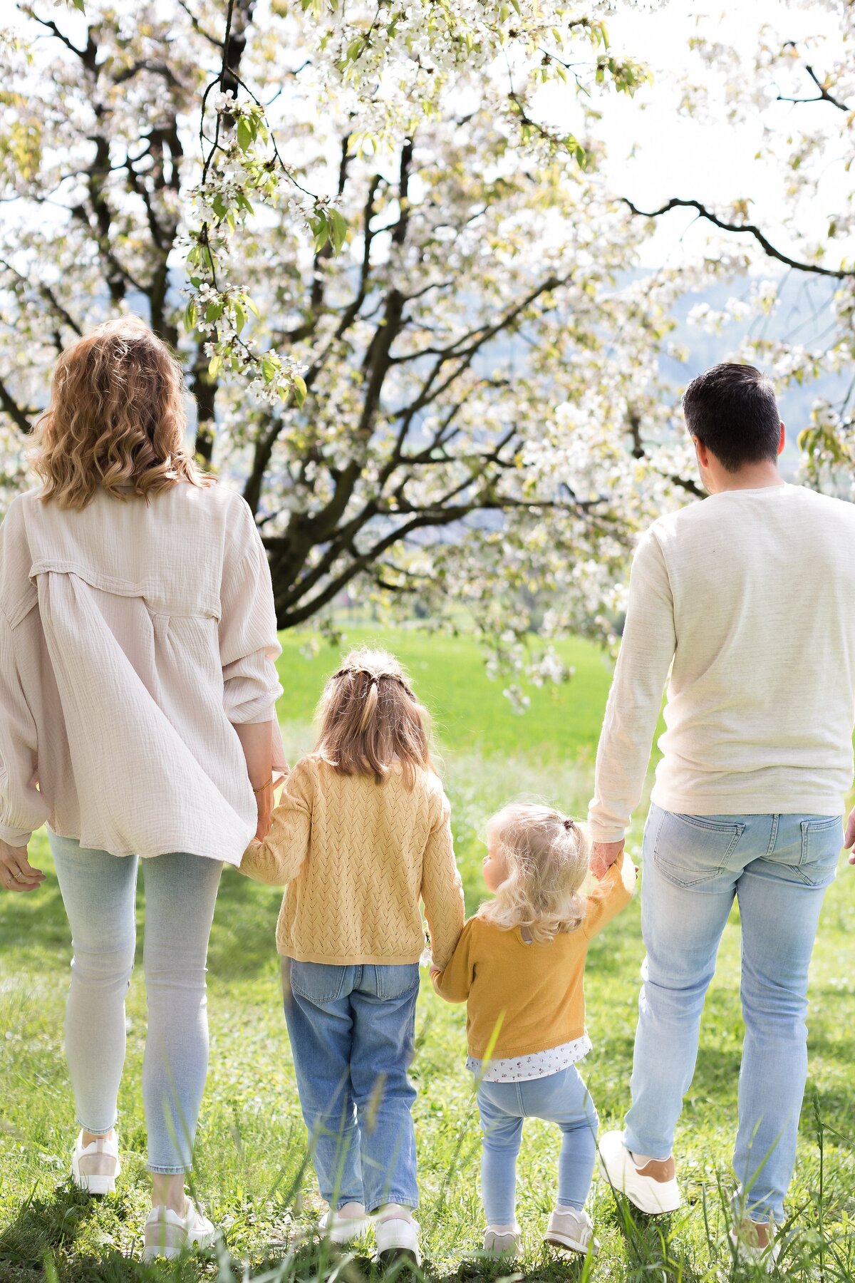 Familienshooting-Familienfotos-Aargau-Zuerich-Frühling-Fricktal-Kirschblüte-32