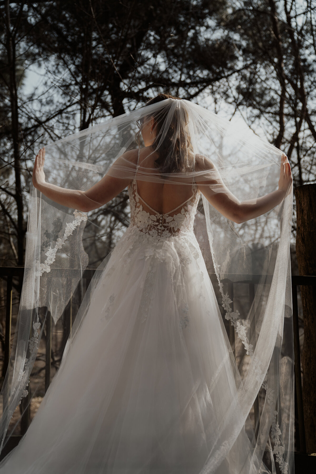 Bruiloft in boomhut bij Avontyr met gedroogde bloemen en country vibes