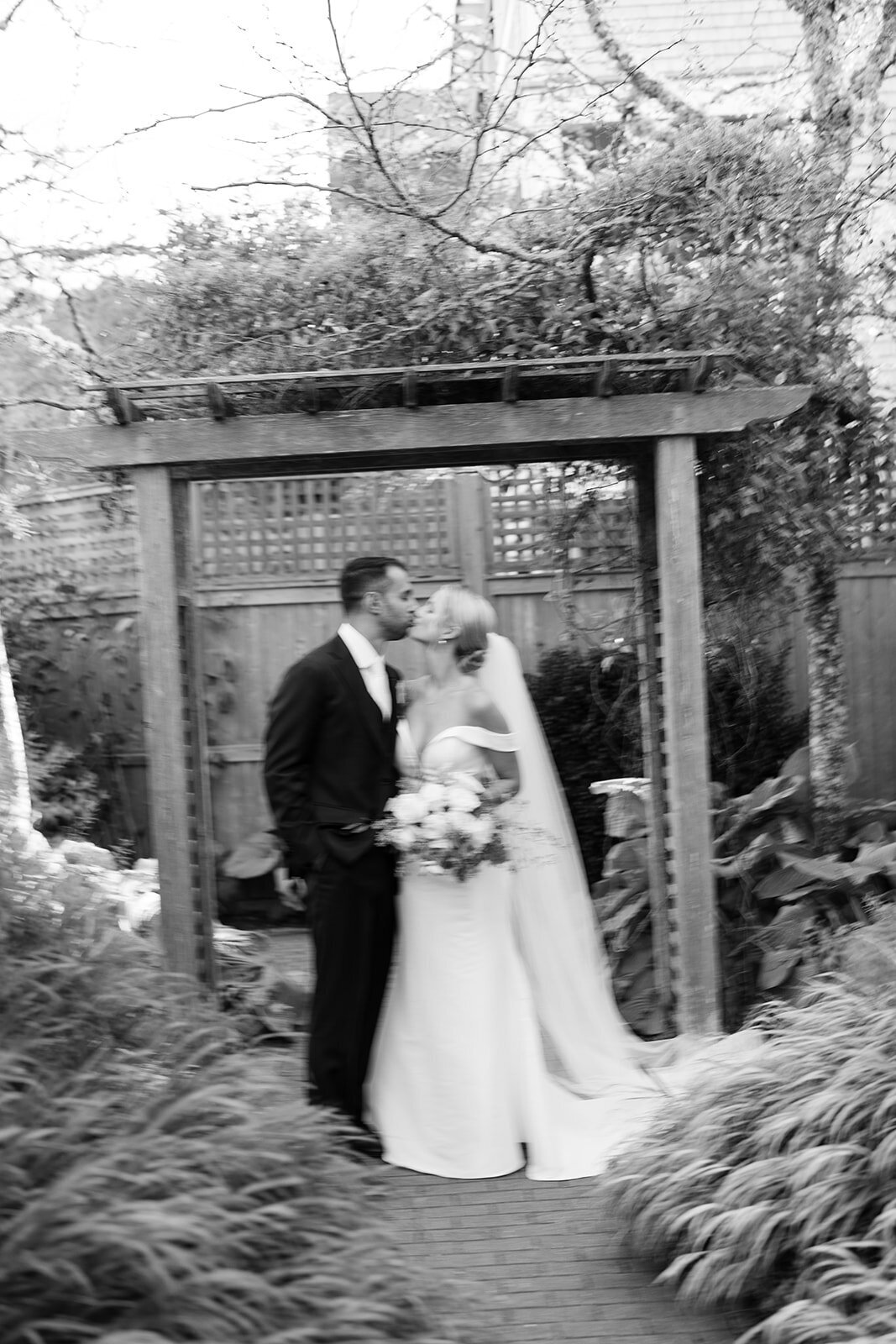 MarthasVineyardWedding_KenzieMatt_JustMarried_SamBrooks-3