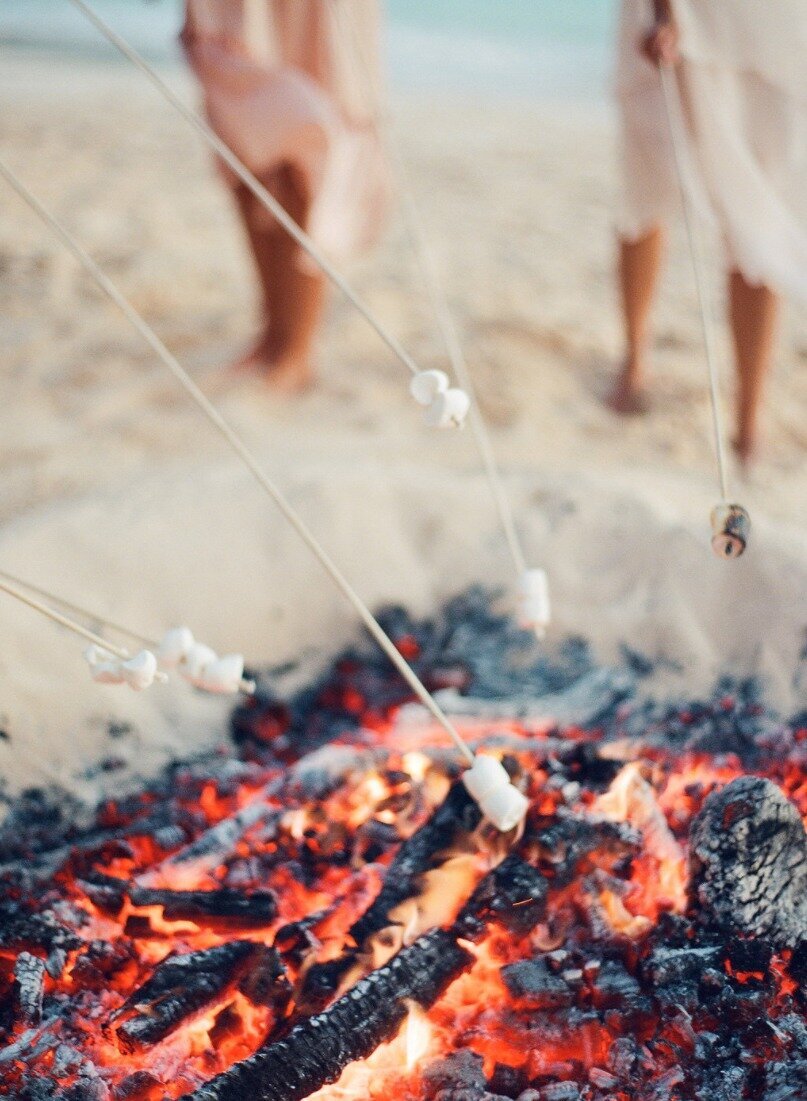 Style-Me-Pretty-Island-Beach-Bonfire-Dinner-Dasfete-8