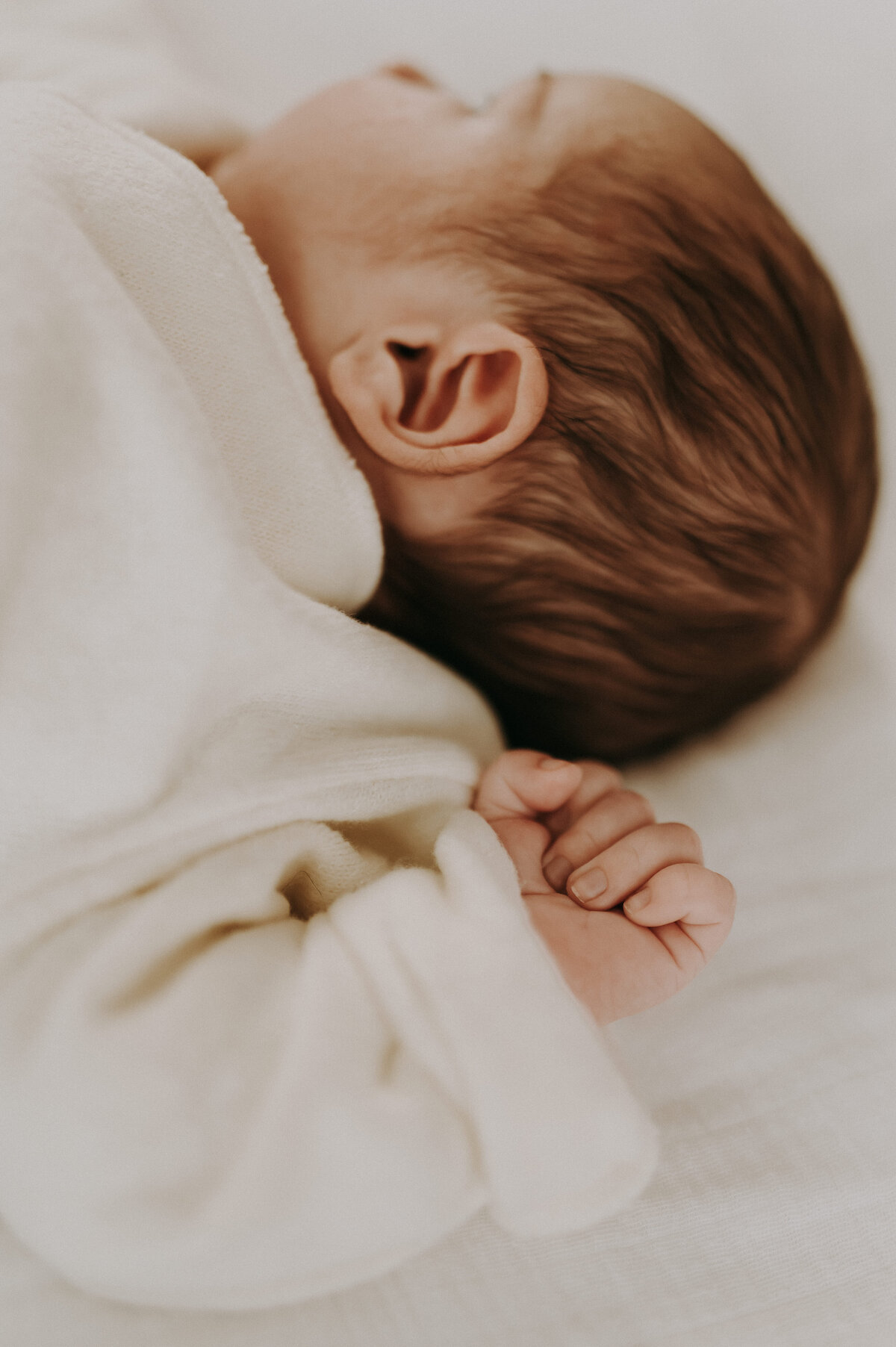 Close-upfoto van baby die ligt te slapen.