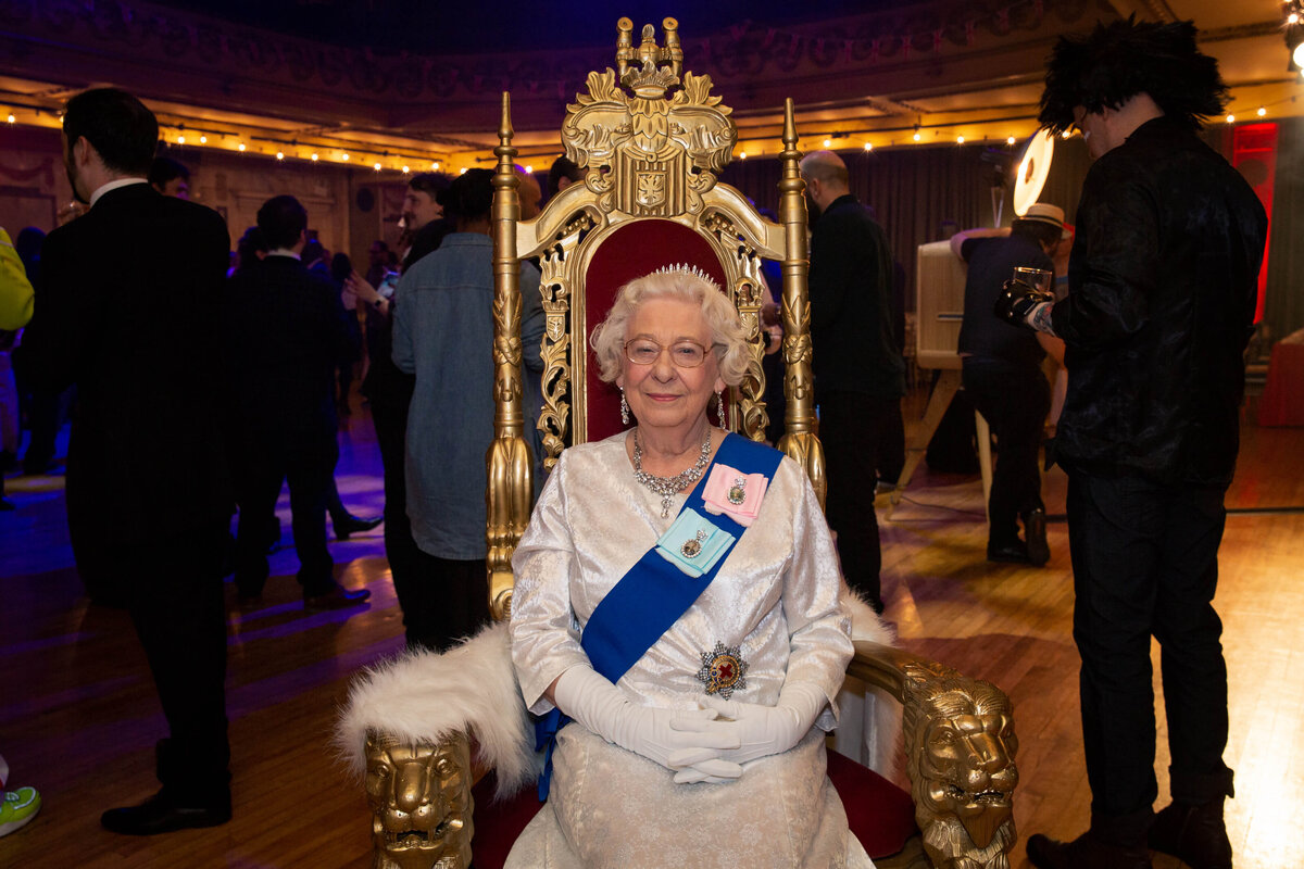 4 the-queen-at-a-london-themed-event