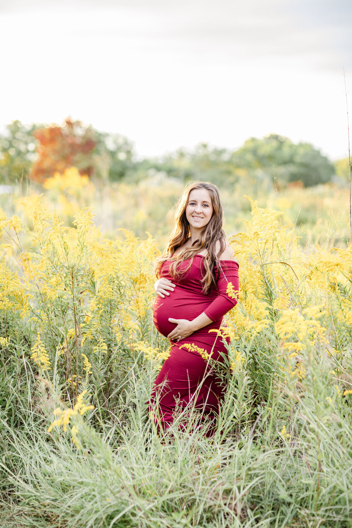 Maternity-session-with-wildflowers