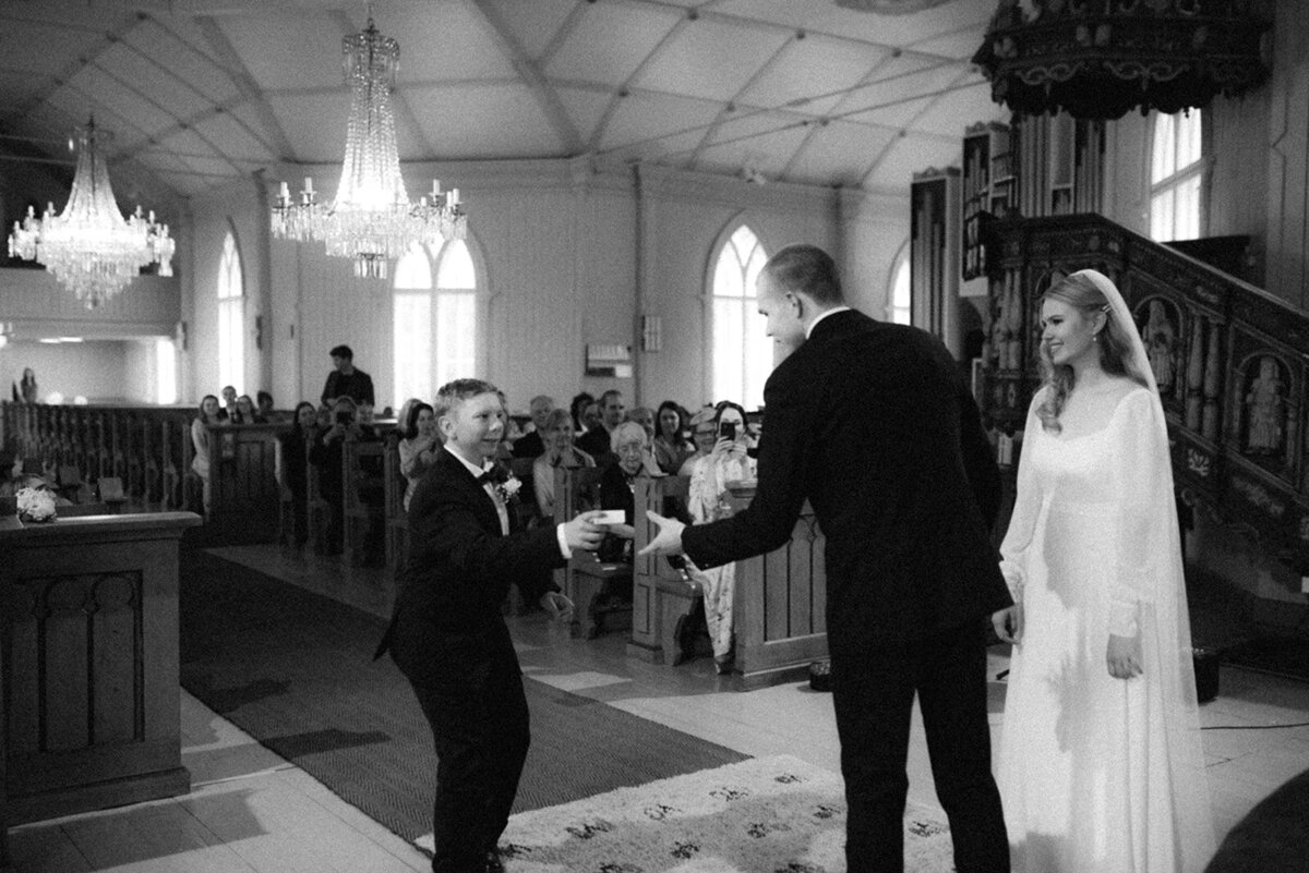 Wedding photograph of an intimate wedding ceremony by photographer Hannika Gabrielsson