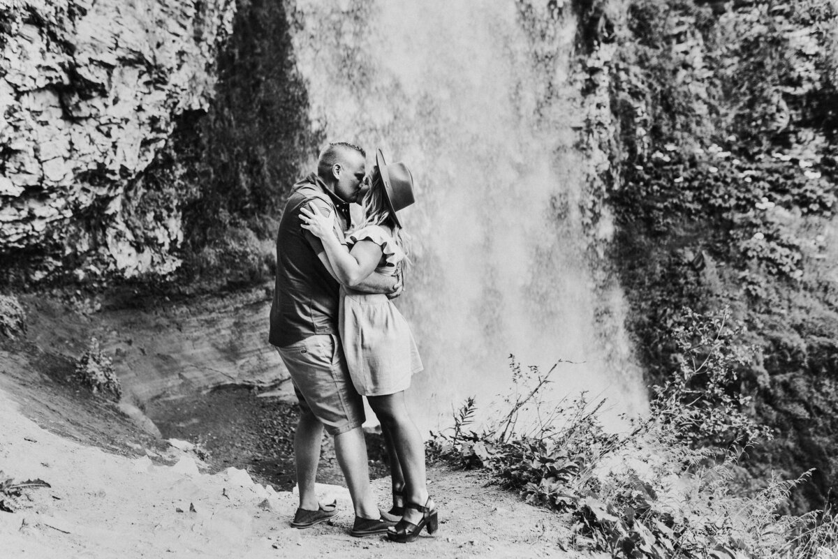 meredith_j_photography_bend_oregon_couple_elopement_photographer (2 of 2)