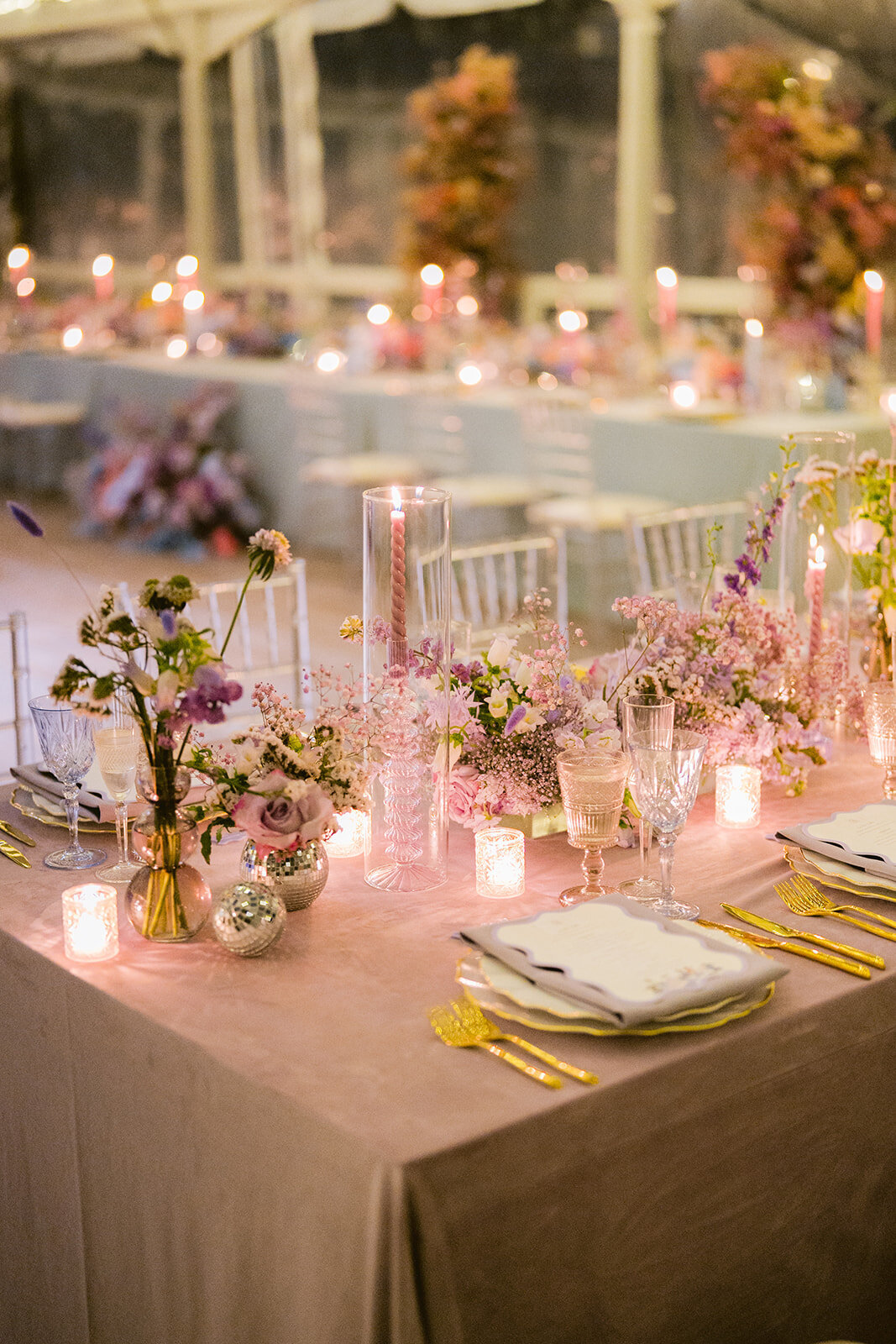 long-table-wedding-flowers-tented-wedding-katonah-pink suede-soft-pink-long-table-flowers-enza-events