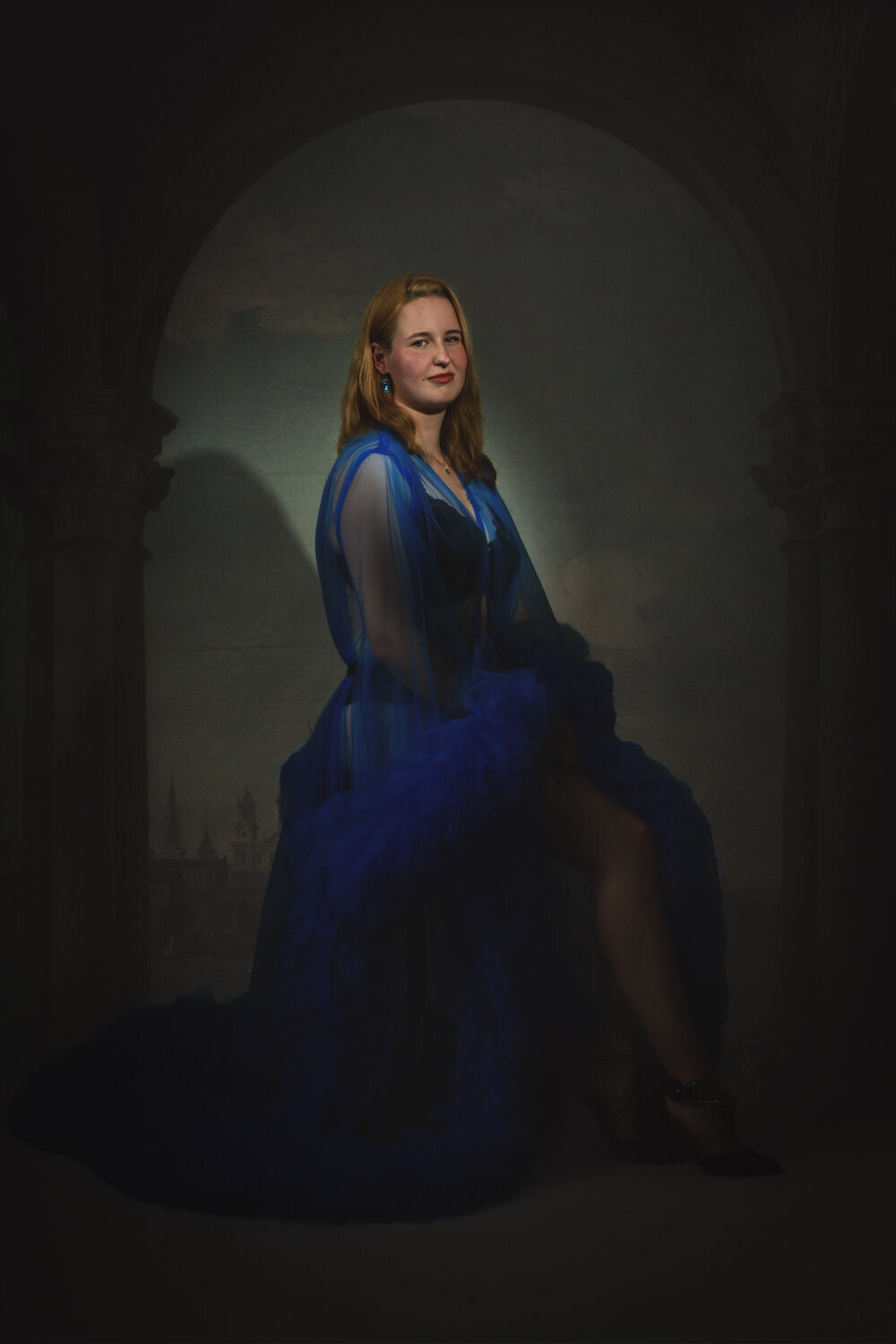 Studio Ace Photography Zaltbommel schilderachtig portret van dame in blauwe tule jas 