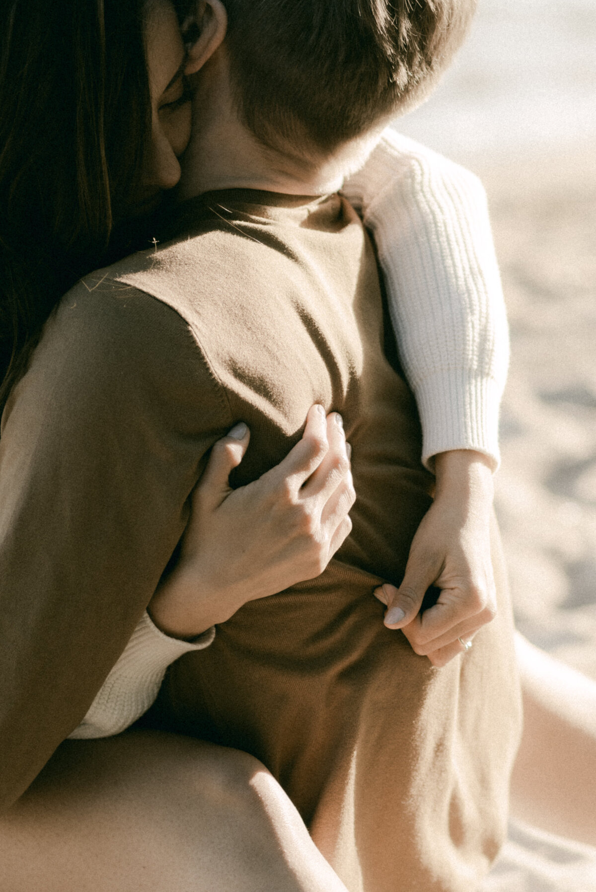 Couple on a beach on a photography session with photographer Hannika Gabrielsson