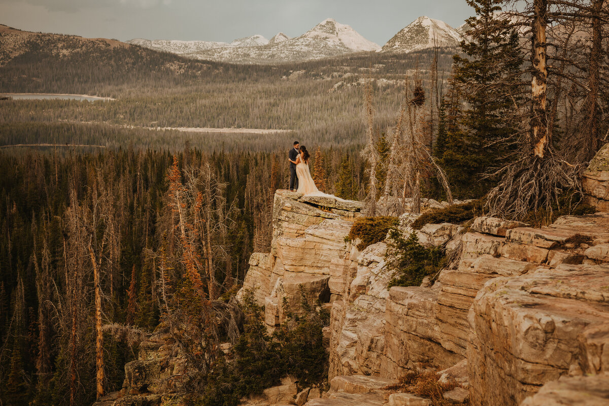Wedding Photographer, bride and groom in mountains
