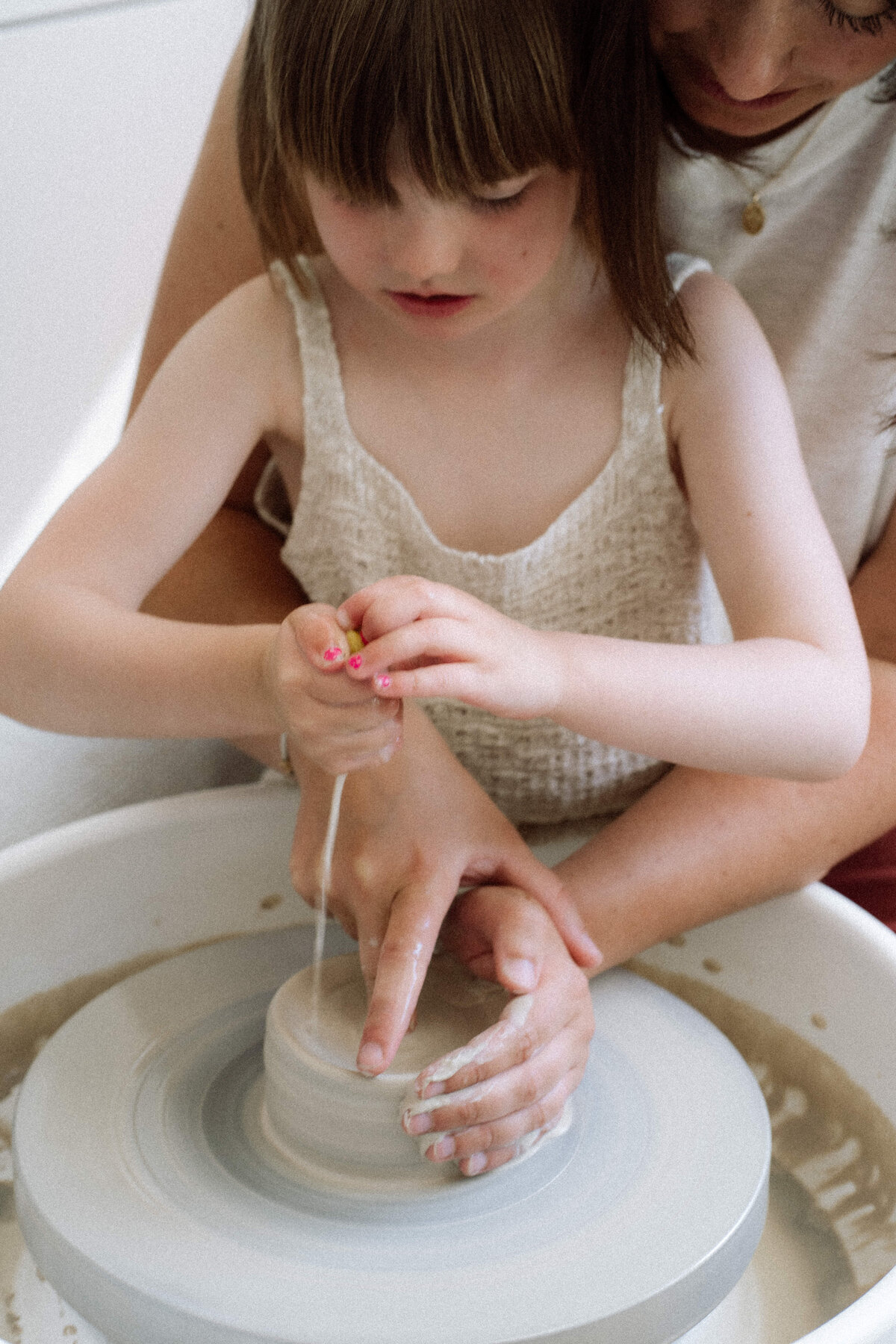 Lifestyle gezinsfotografie tijdens een Homes to Remember-shoot -  samen creatief zijn 