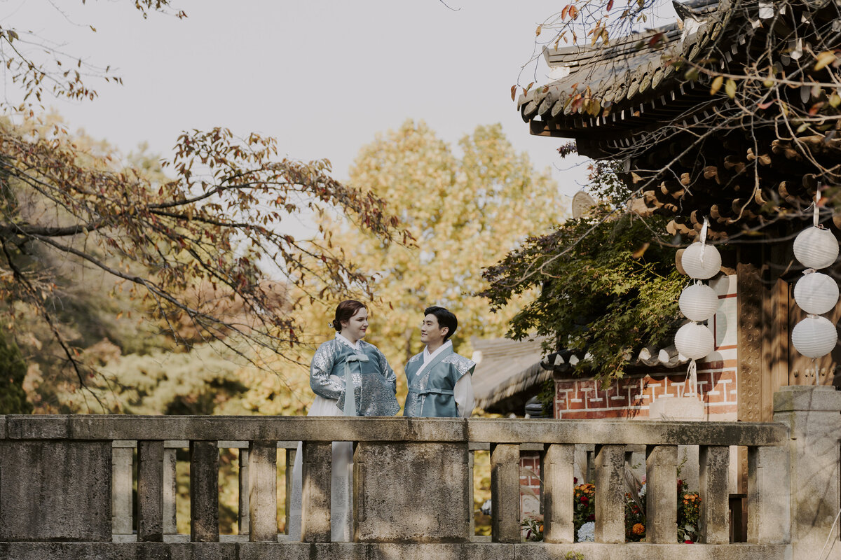 couple hanbok photos during autumn in seoul